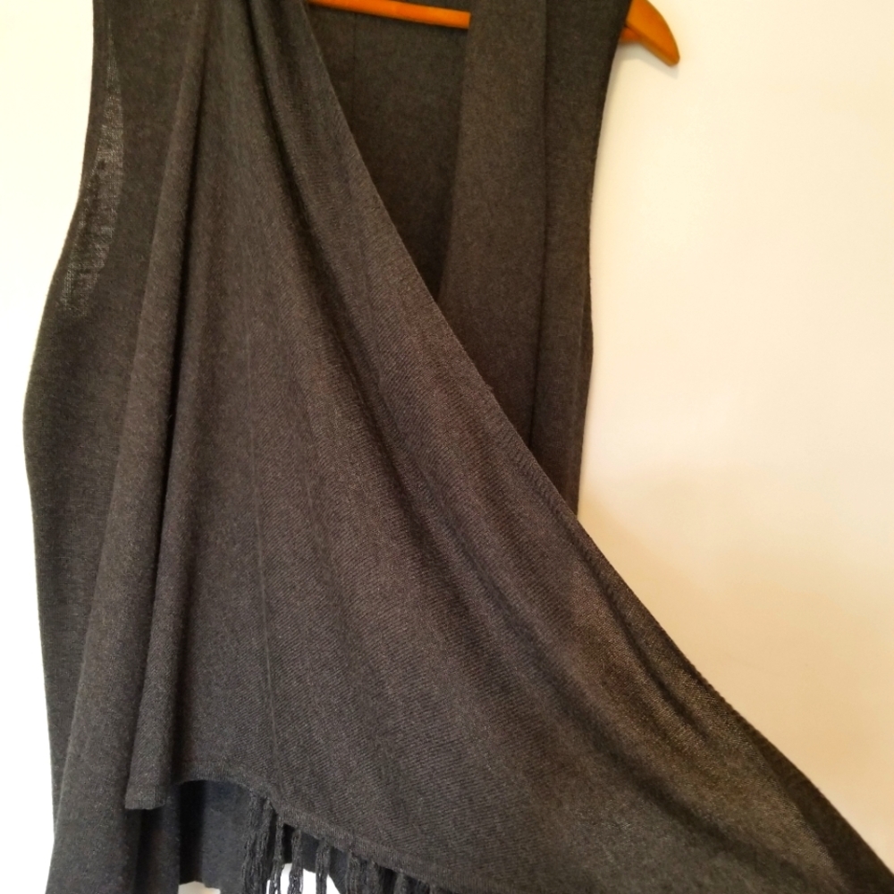 (L) gray knit vest with fringe
